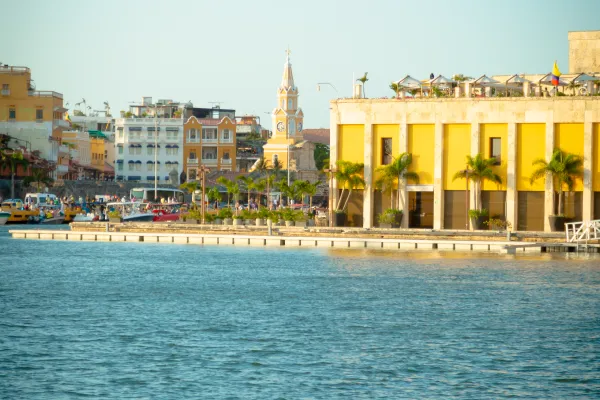 Vista panorámica de Cartagena desde el catamarán Flamante, con murallas y fuertes coloniales al fondo.