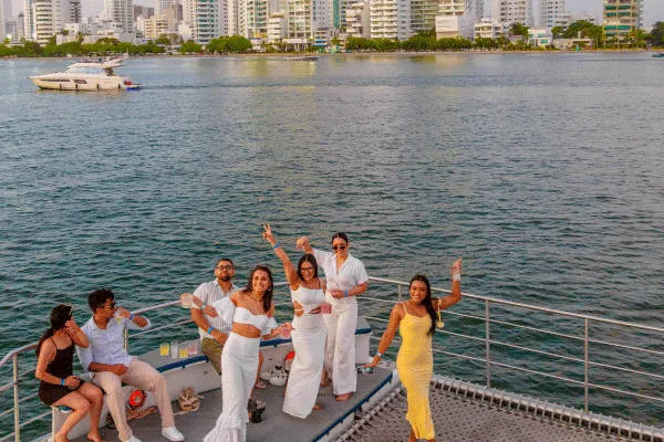 Pareja disfrutando del atardecer en un catamarán de lujo en Cartagena.