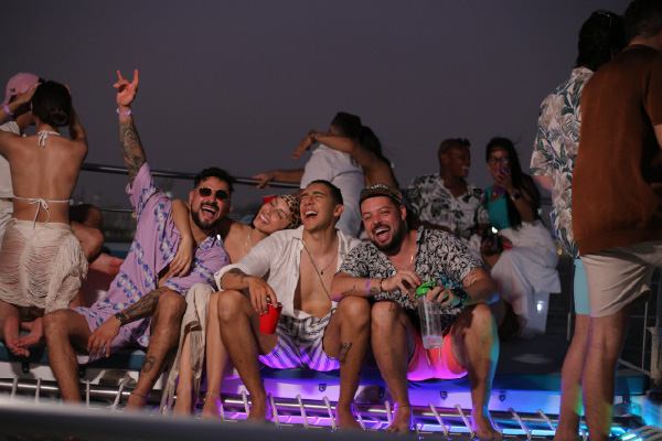 Fiesta en catamarán en Cartagena al atardecer.
