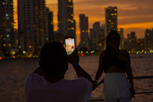 Pareja disfrutando del atardecer en un catamarán frente a Cartagena.