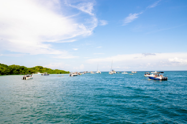 Catamarán navegando hacia las Islas del Rosario en Cartagena.