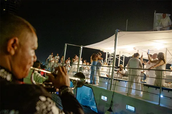 Boda en el catamarán más grande de Cartagena con vista al mar Caribe.