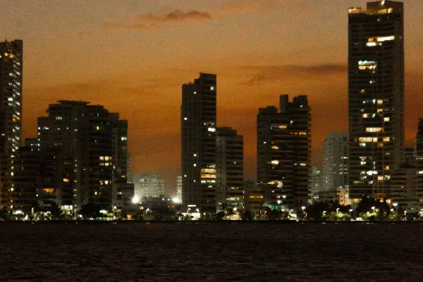 Experiencia nocturna en catamarán iluminado en Cartagena.