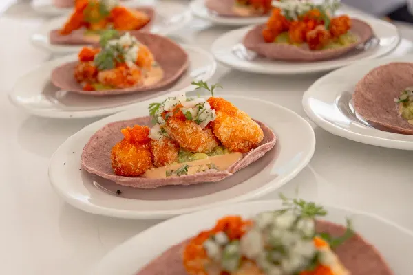 Experiencia gastronómica premium a bordo de un catamarán en Cartagena.