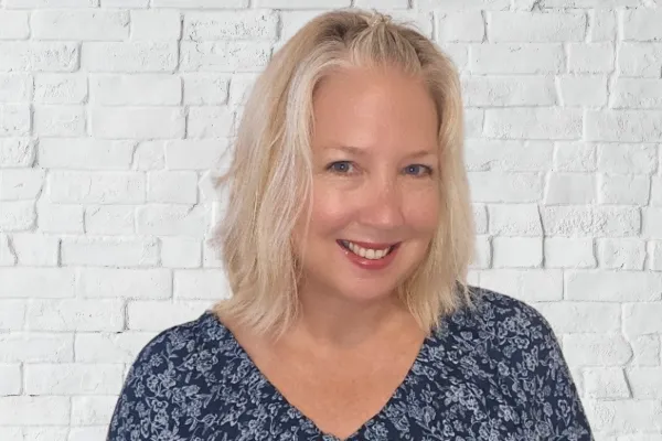 Steph Koenig, life coach for working moms, smiling with confidence and calm — symbolizing the rediscovery of joy, balance, and identity.