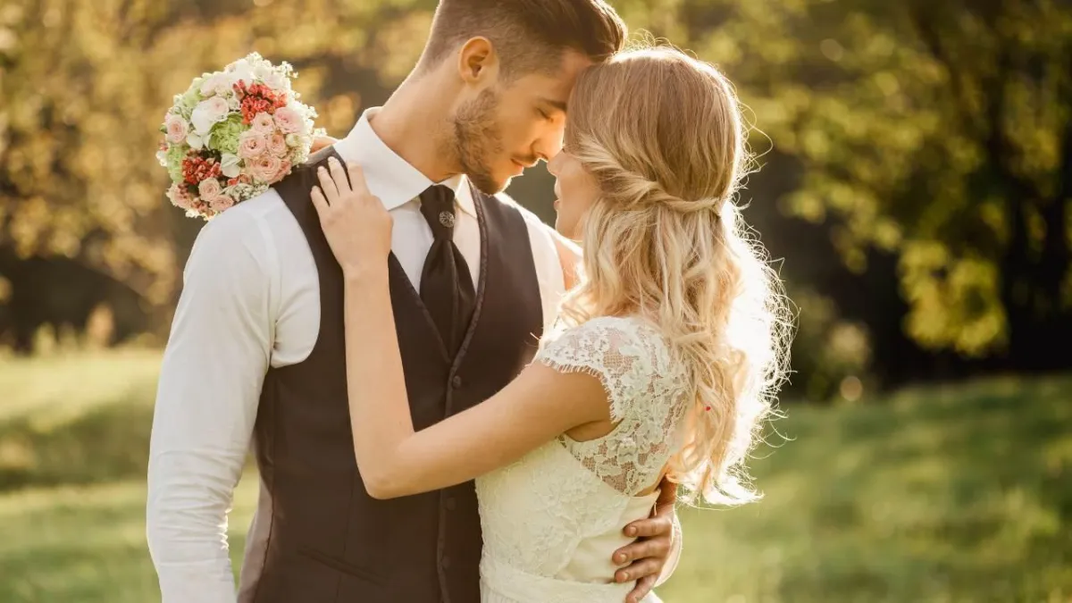 Best Wedding Photo Poses for Shy Couples