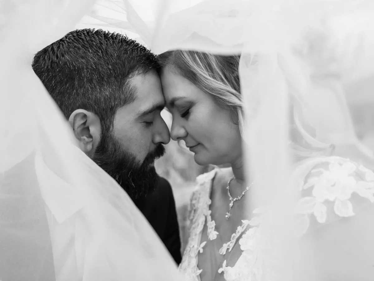 10 Romantic Wedding Poses That Never Go Out of Style