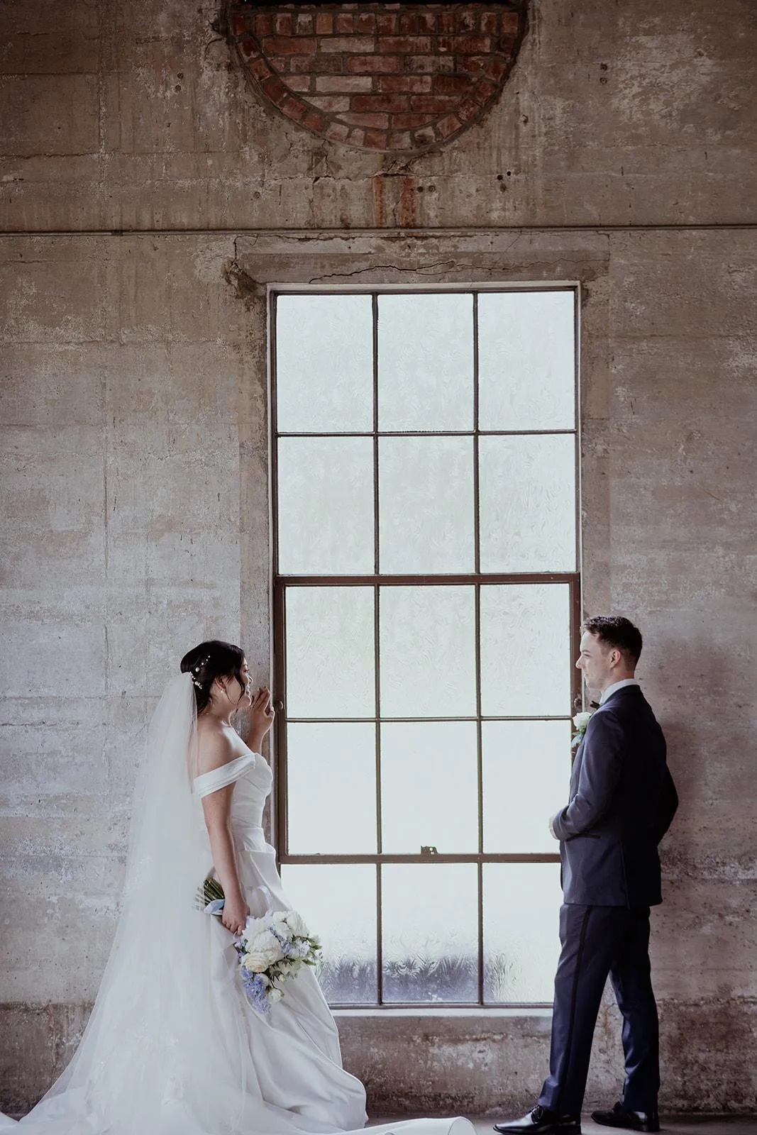 Elegant Poses for Church Weddings and Classic Venues