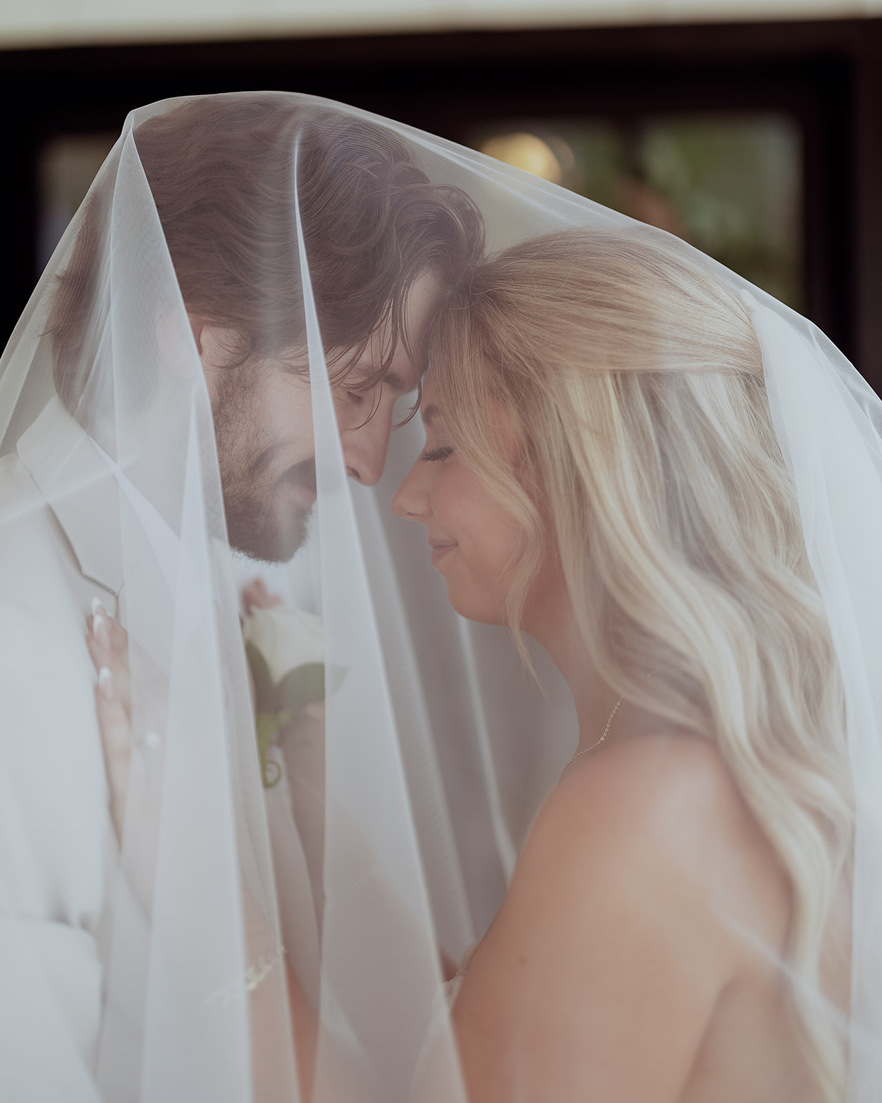 The Secret to Posing Couples Who Aren’t Used to the Camera