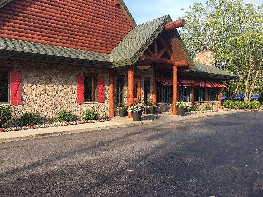Sink Your Teeth Into Michigan’s Northwoods Charm at Big Bear Lodge Restaurant