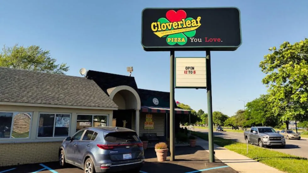 🍕 Cloverleaf’s Pizza Legacy: Inside Eastpointe’s Cloverleaf Bar & Restaurant 🍻