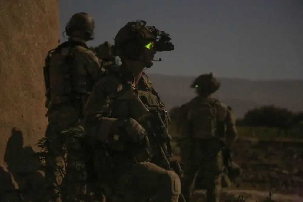 soldiers at night using night vision goggles