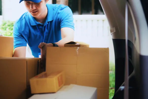 Courier Services vs. Traditional Postal Services: Which One is Better?