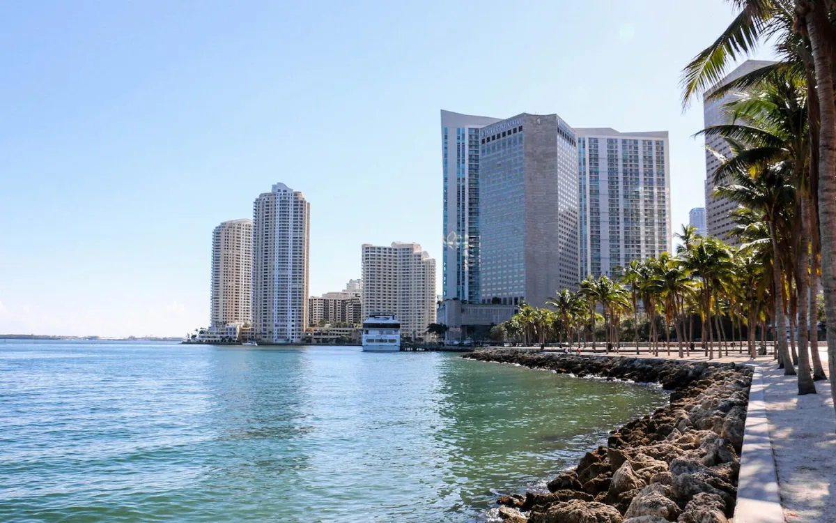 Exploring Miami’s Bayfront Park: Where to Stay & How to Drive Around in Style