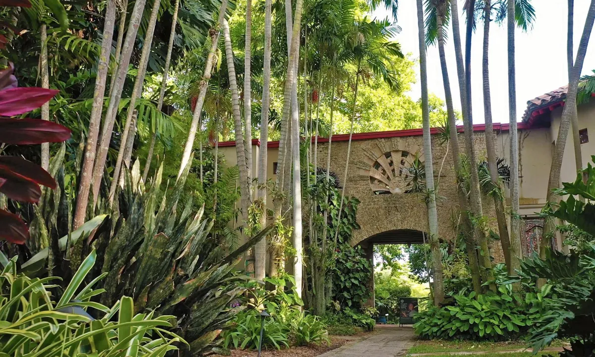  Explore Kampong National Tropical Botanical Garden: A Miami Escape with Car Rental & Hotel Tips