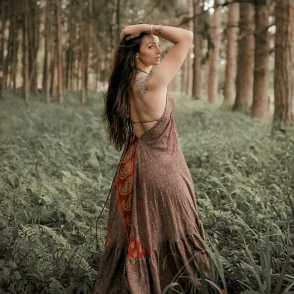 mujer segura y poderosa caminando por un bosque