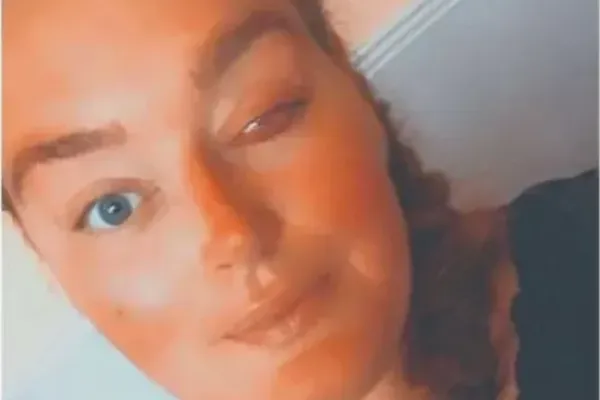 Lauren Bates, 31