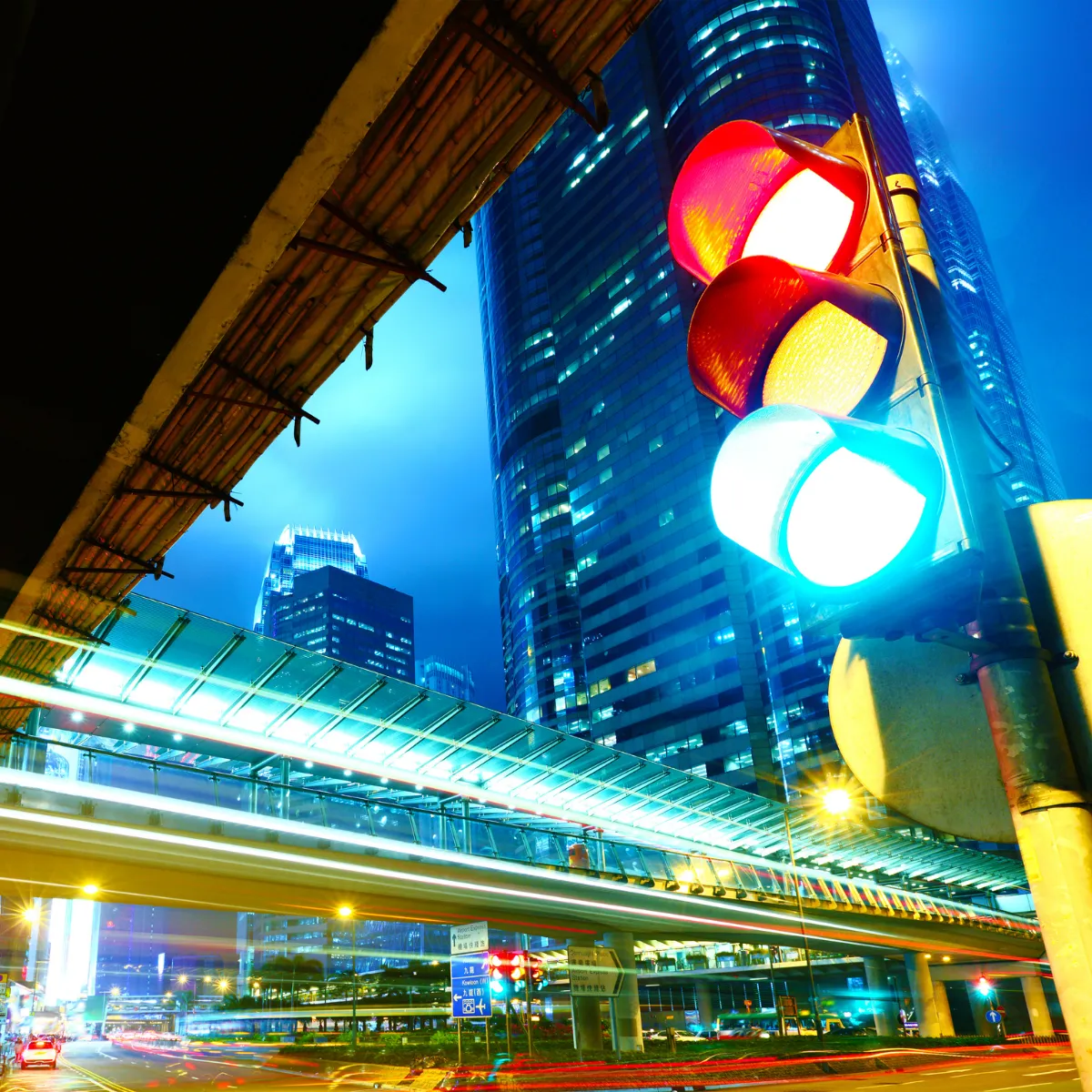 Green traffic light at a city junction, blurred office skyline behind it, symbolising faster decisions after cutting approvals and clarifying decision rights