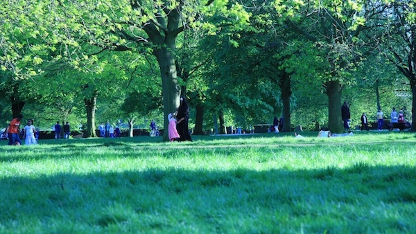 Barefoot in Kensington Park – centering relaxation