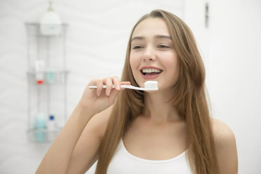 Mujer Cepillando Dientes