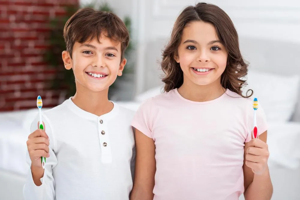 Niños con cepillo de diente
