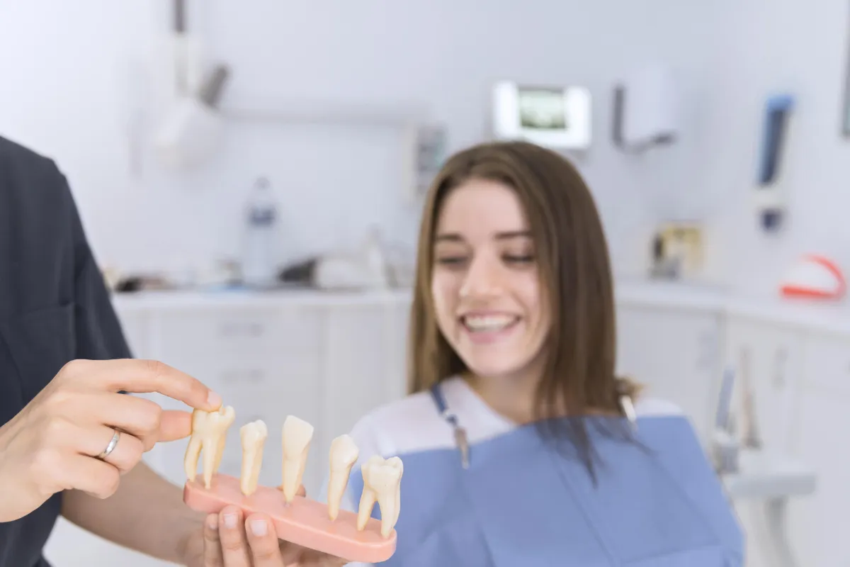 Mujer viendo Dentadura