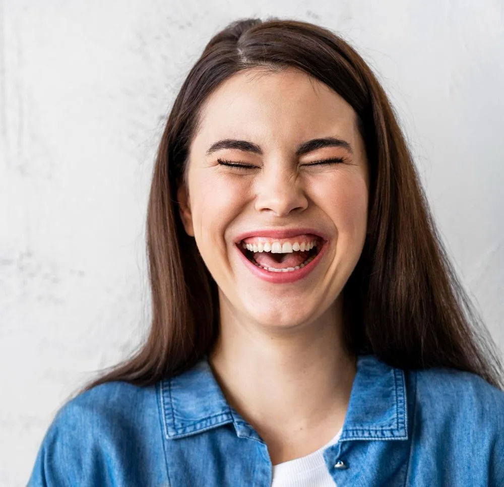 Mujer con Sonrisa Gingival