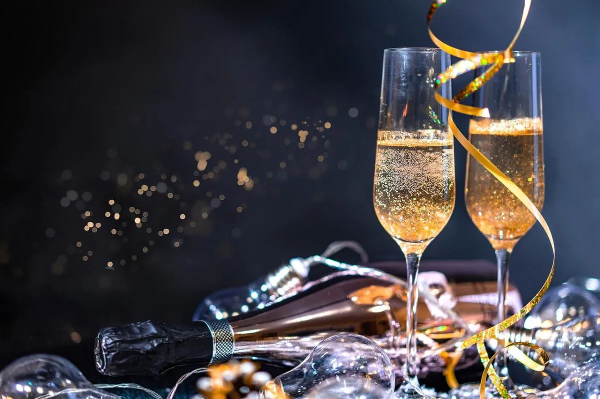 How Melora Entertainment Can Help You Host the Best Holiday Party
