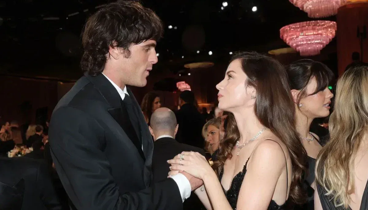Ana de Armas and Jacob Elordi sitting closely together at the Golden Globes 2026, sparking online speculation after their cozy interaction.