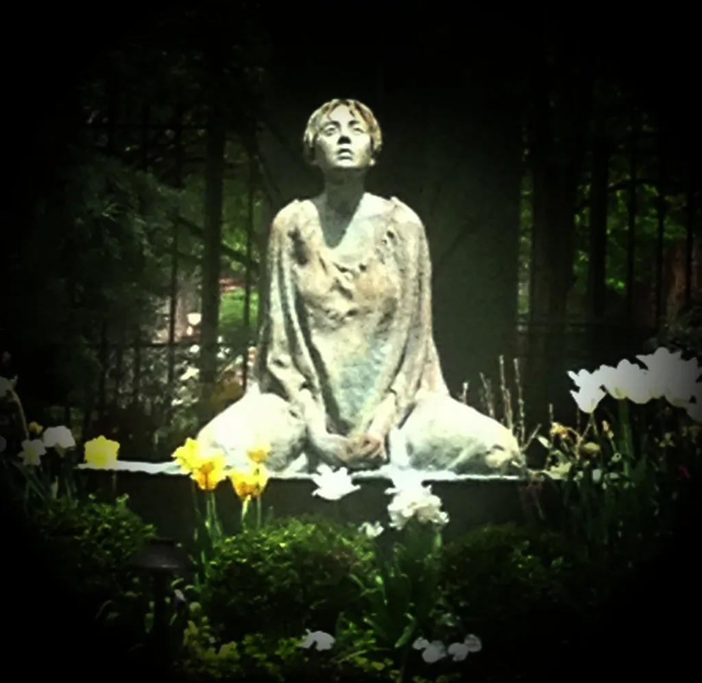 statue