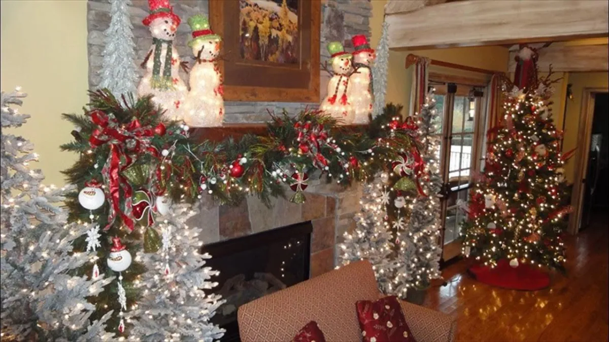 Stylish hotel Christmas decor featuring modern touches, metallic ornaments, minimal design, and cozy festive appeal.