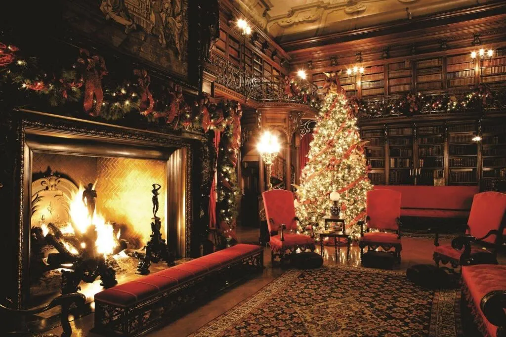 Gorgeous Christmas-themed table decorations for hotels featuring candles, ornaments, pine branches, and elegant gold tableware displays.