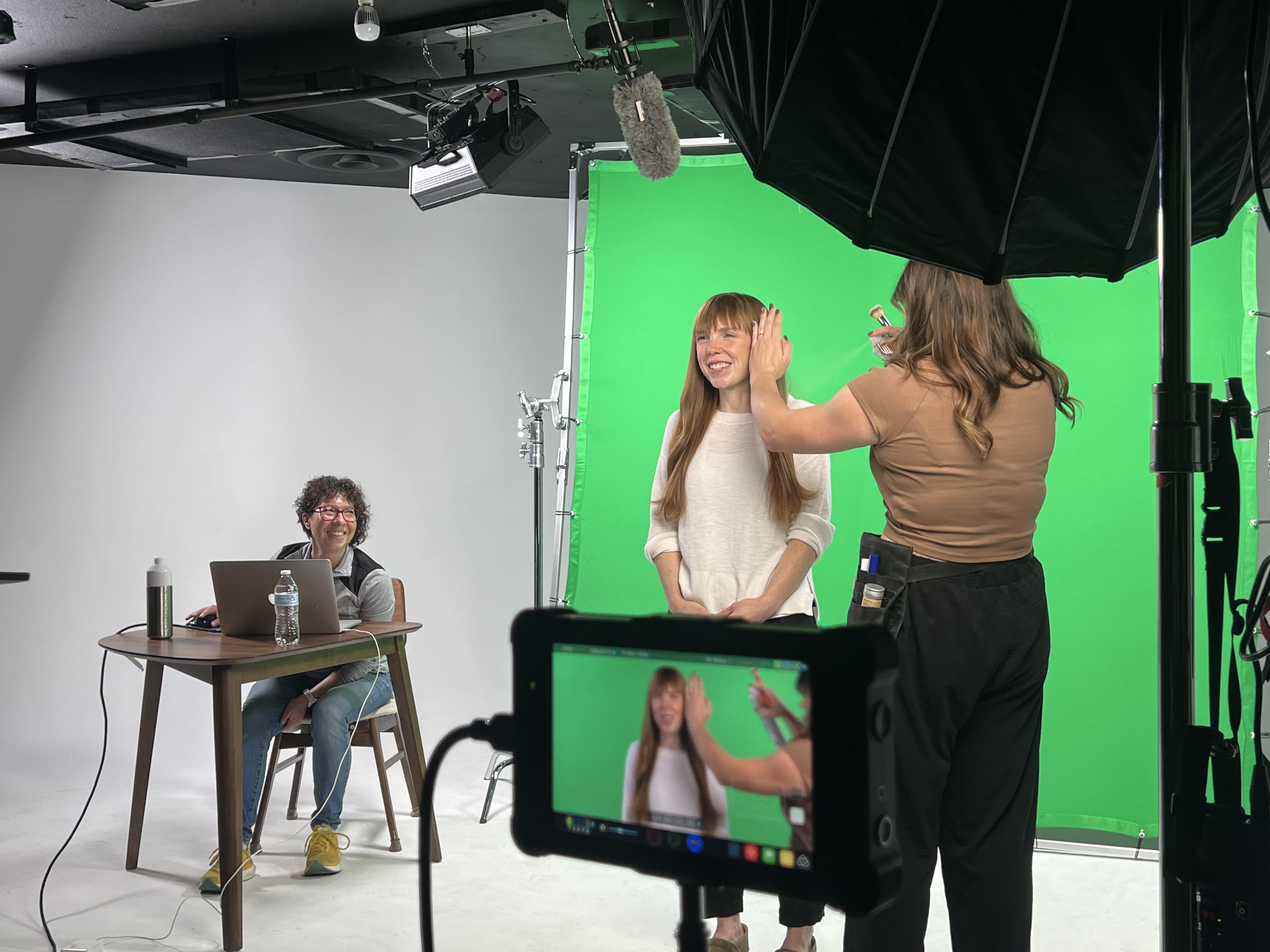 Greenscreen, teleprompter, HMU, studio set-up