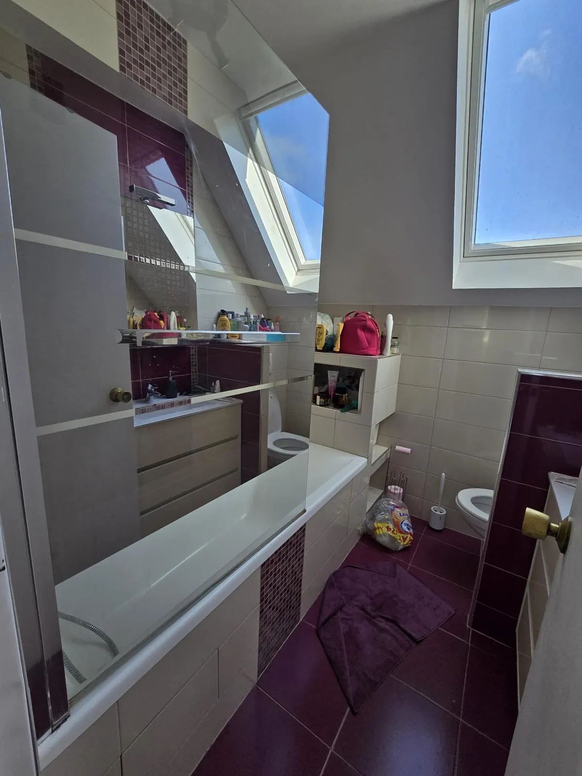 Salle de bain avant angle 1