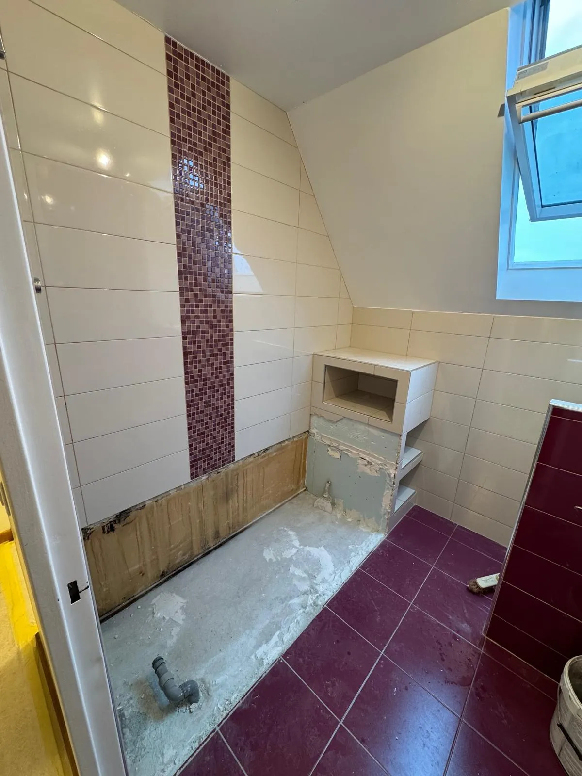 Salle de bain avant angle 2