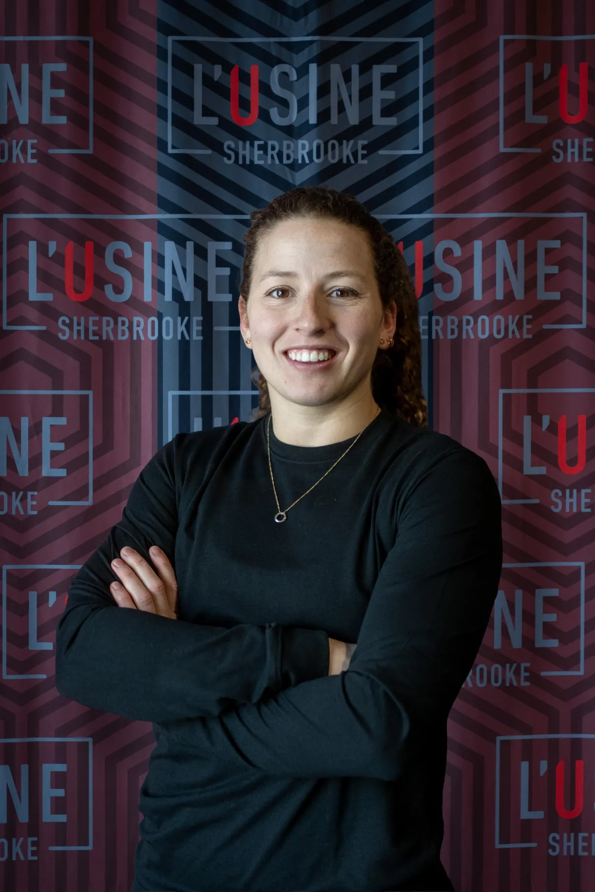Femme qui fait du Bench Press afin d'améliorer sa force