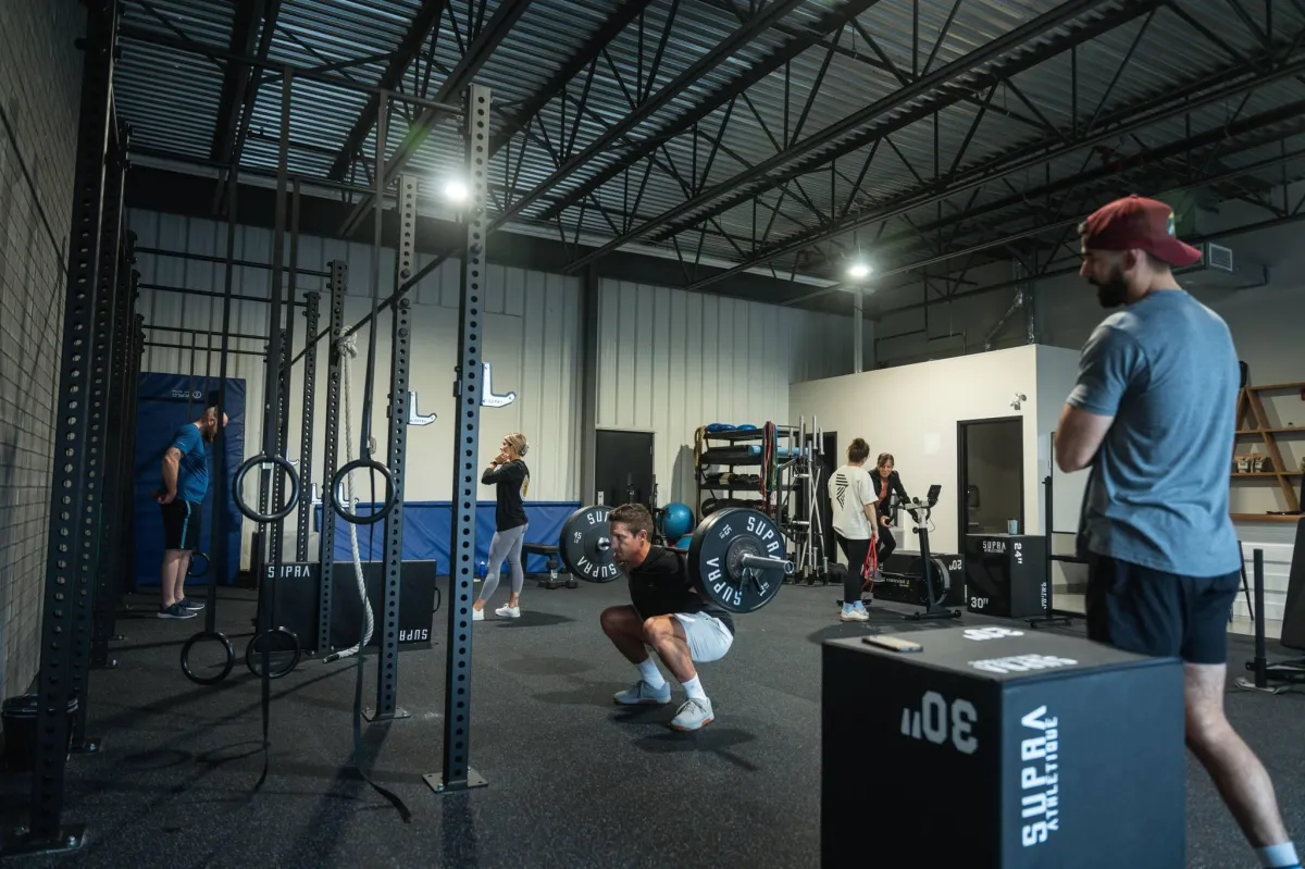 Salle d’entraînement fonctionnel offrant un environnement structuré et motivant pour des résultats durables en santé.