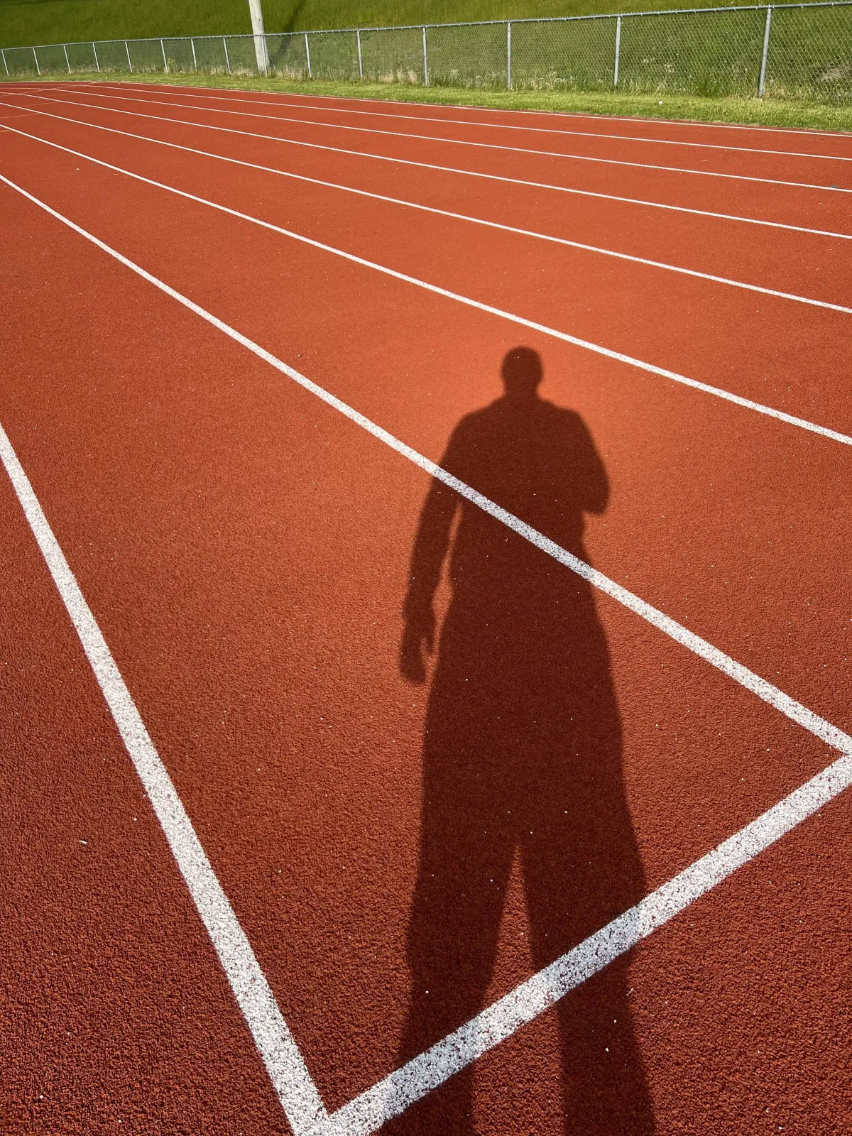 Athlete de course sur une piste d'athlétisme qui se préparer à courir afin d'éviter les blessures