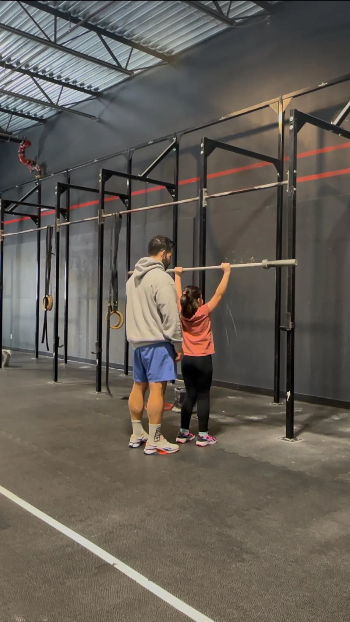 Famille qui bouge, s'entraîne et qui a pour valeur l'activité physique