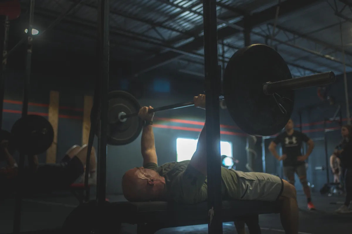 Homme de 40 ans qui soulève une charge au développé couché (bench Press)