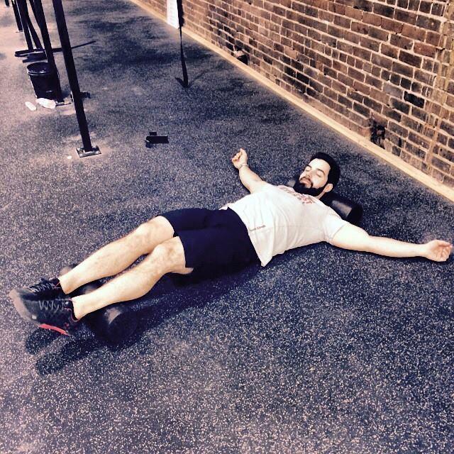 Homme de 30 ans qui essaire de récupérer de ses efforts physiques de la meilleure façon qui soit. 