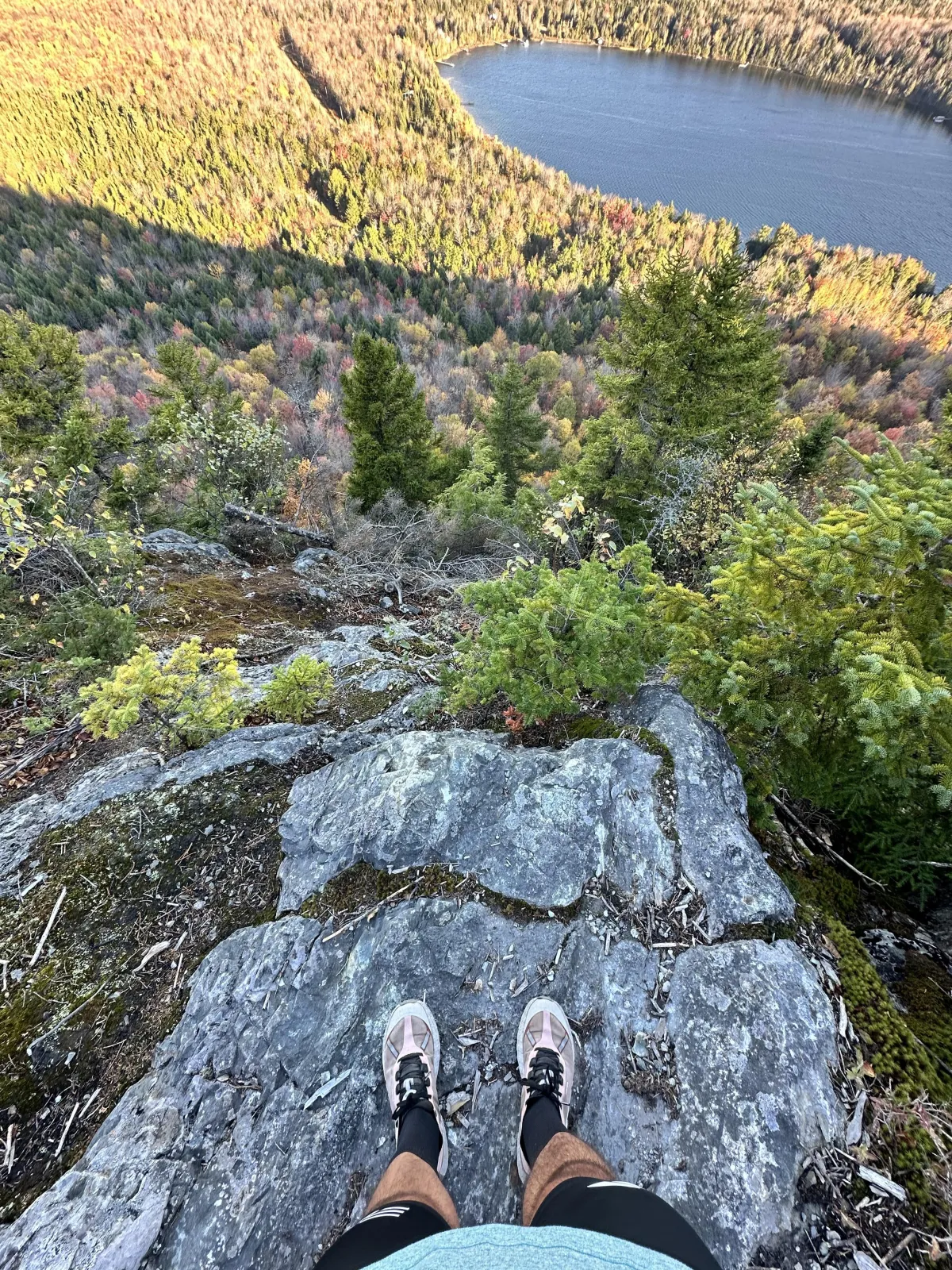 Un athlète s’entraîne près d’une fenêtre ensoleillée malgré l’hiver, symbolisant l’importance de la lumière et du mouvement pour garder énergie et moral.