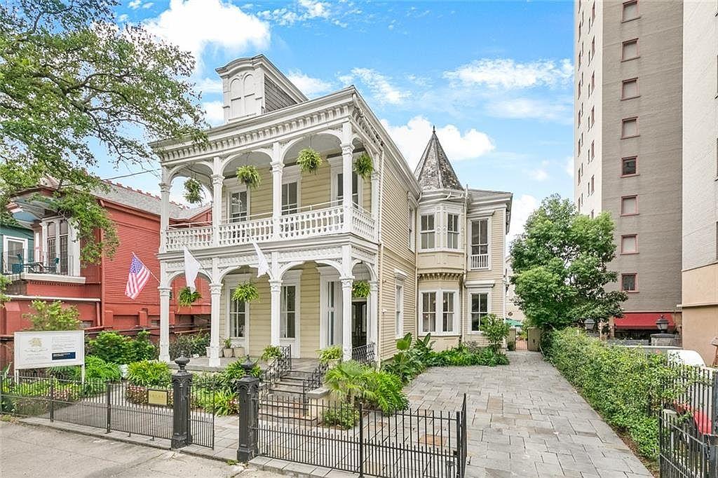 From Streetcars to Mansions: The Ultimate Guide to St. Charles Avenue