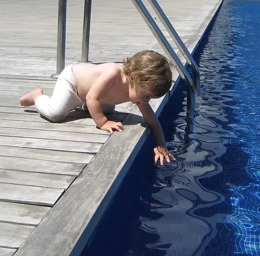 Normativa de seguridad en piscinas comunitarias y recomendaciones para piscinas privadas en España
