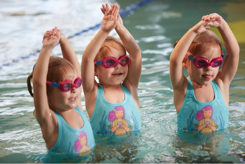 clases de natación para niños