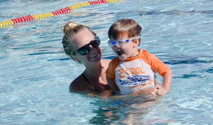 ¿Tu Hijo Le Teme a la Piscina? Cinco Consejos para Ayudarle a Superar el Miedo
