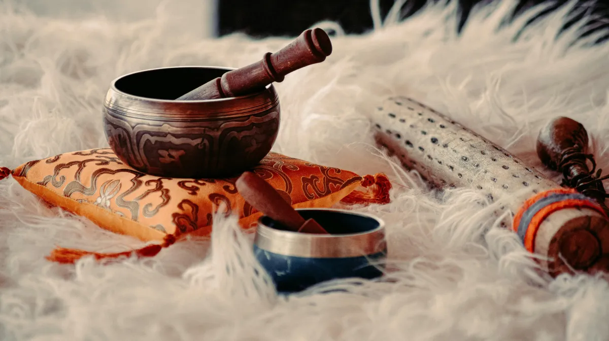 Bols tibétains utilisés pour des séances de sonothérapie