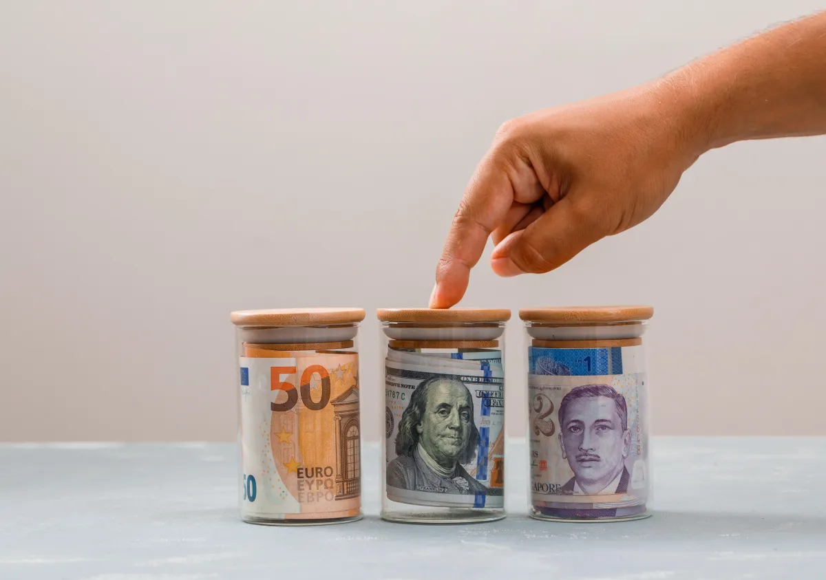 Hombre seleccionando uno de los frascos de dinero