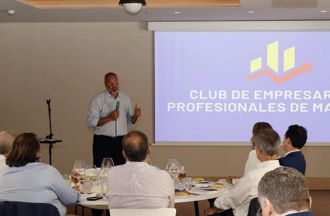 Conferencia de Juan Cuevas