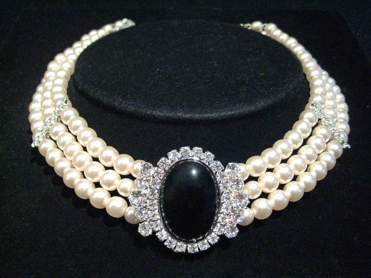 Pearl necklace with large centre gem